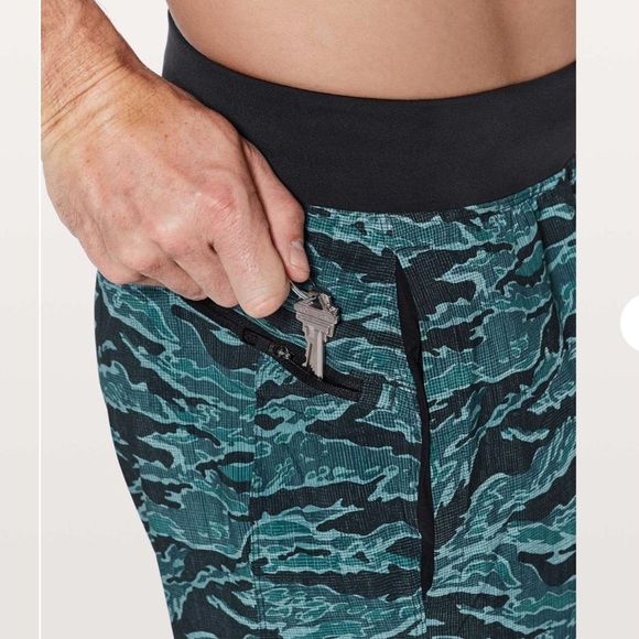 Lululemon T.H.E. Short Linerless 9" Short Tiger Camo Multi Blue - Picture 4 of 13